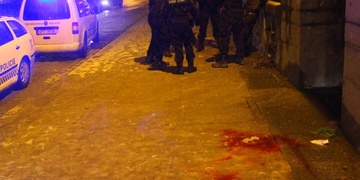 Louže krve na mostě, řev a muž v poutech