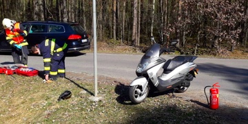 Spadl ze skútru a narazil do značky