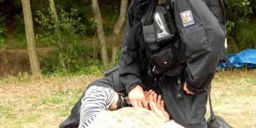 Opilec poškodil vozidlo a následně napadal policisty