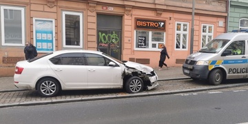 Opilý Ukrajinec bez řidičáku boural na Americké