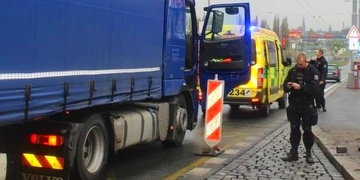 Střet nákladního vozu s šestnáctiletou dívkou