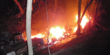 Bezdomovci zapálili svůj brloh, v ohni jeden málem zahynul