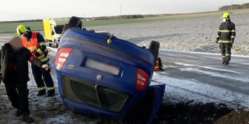 Řidič se s autem převrátil do příkopu