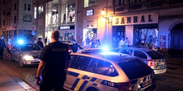 Skupinku před barem napadli z auta slzným sprejem