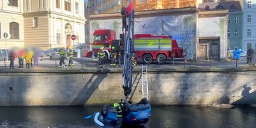 Ženě ujelo auto, prorazilo zábradlí a skončilo v řece