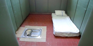 Muž, který obtěžoval děti u nádraží, byl nedobrovolně umístěn na uzavřené oddělení psychiatrie