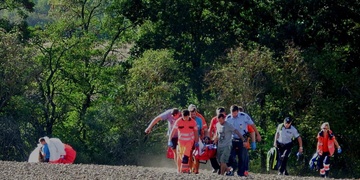 Havárie paraglidisty, pilot utrpěl těžká zranění
