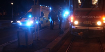 Senior upadl před přijíždějící tramvaj