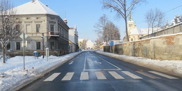 Řidič neznámého stříbrného vozu srazil ženu a z místa zbaběle ujel