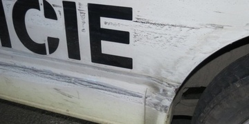 NEUVĚŘITELNÉ: Opilý senior naboural do kriminálky a ještě se pokusil ujet!