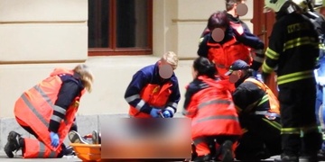 Strážný vypadl z okna, nyní v nemocnici bojují o jeho život