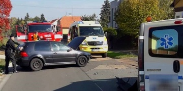 Náraz sanitku odhodil až na chodník