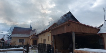 Požár zasáhl pilu i obytnou část budovy
