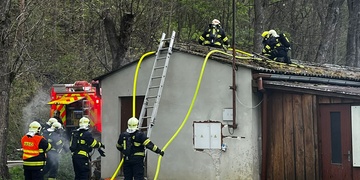 Požár kabin fotbalového hřiště