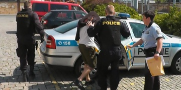 Zloděje zadržel policista cestou z noční