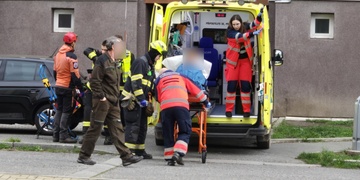 Žena seděla v okně v osmém patře a vyhrožovala skokem