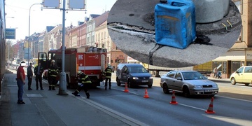 Nebezpečná žíravina uzavřela část Klatovské třídy
