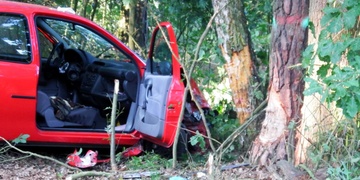 Senior utrpěl zranění když s vozem vjel do lesa