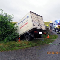 S nákladním vozem prorazil svodidla