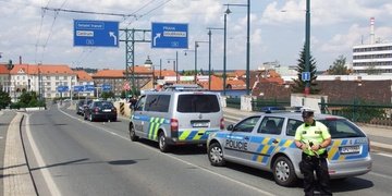 Opilý muž s dítětem vběhl na mostě před auto