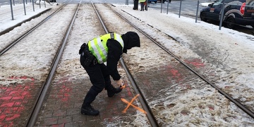Hluchoněmá žena vešla přímo před přijíždějící tramvaj