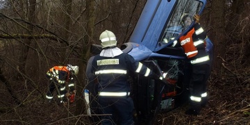 Nehoda u Příšova - hasiči museli pokácet strom, aby auto vyprostili