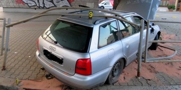 Opilec nezvládl zatáčku, poškodil auto, zábradlí i sebe