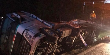 Hlavní tah na Domažlice uzavřela havárie kamionu