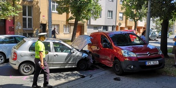 Auto bylo nárazem odhozeno na lampu