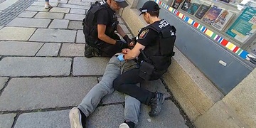 Pomočený a silně zapáchající muž se dobýval do cizích bytů