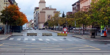 Poškozená budova dále komplikuje dopravu v Plzni