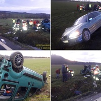 Nepřizpůsobil rychlost, naboural jiný vůz a skončil na střeše