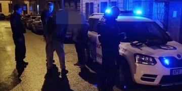 Maďar vyhrožoval ženě, poplival jí a pak napadl strážníka