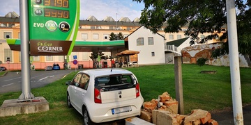 Neřízený vůz projel čerpací stanicí