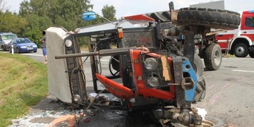 Řidič se převrátil s traktorem
