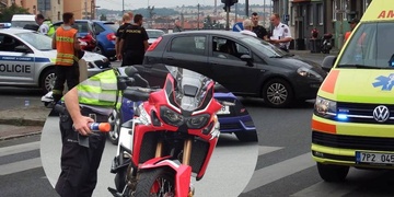 Motorkářka málem vletěla až dovnitř do auta