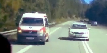 Pirát silnic si zazávodil se sanitkou