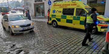 Auto srazilo starší ženu na přechodu