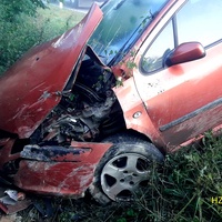 Vozidlo čelně narazilo do kamenné zdi, bohužel kvůli mlze nemohl vzlétnout vrtulník