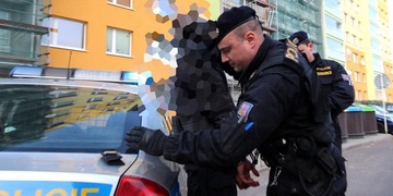 Opilá žena se chtěla vrhnout z okna, ale policisté ji v posledním okamžiku srazili a tím jí zachránili život