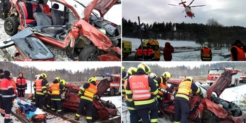 Fábia vjela pod vlak, tři lidé zaklínění, na místě přistával vrtulník