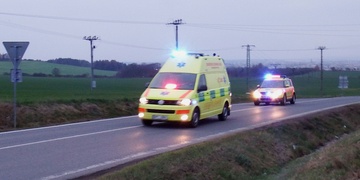 Žena při čekání na sanitku vypadla z okna