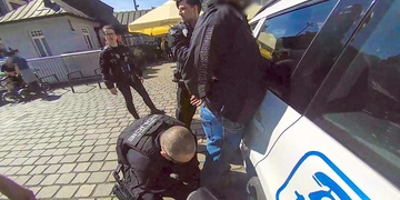 Agresivní muž ohrožoval personál i hosty baru v centru Plzně