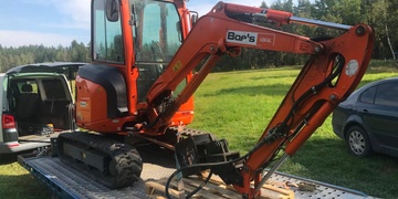 Zloděj si odvezl pásové rypadlo