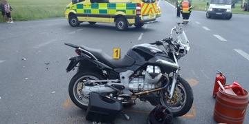 Při střetu motorky s autem byli zraněni tři lidé včetně nezletilého chlapce