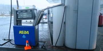 Žena po tankování zdemolovala čerpací stojan