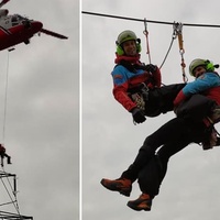 „Záchranáři někoho sundávají z drátů vrtulníkem!“ volali lidé