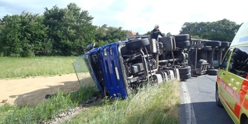 Vysypané tuny obilí a nafta tekla k potoku - hasiči si řádně mákli