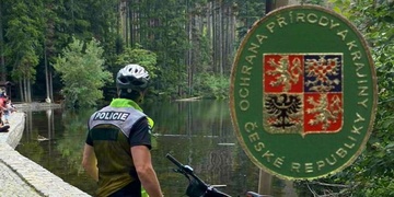 Nepochopitelný útok u Černého jezera - německý turista napadl strážce přírody