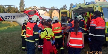Auto odražené při střetu s jiným smetlo chodkyni